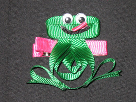 NEW &quot;GREEN FROG&quot; Girls Ribbon Sculpture Hairbow Clip Bow Boutique Spring... - £3.98 GBP