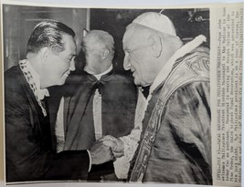 Pope john welcomes Philippine President Diosdado Macapagal to the Vatican Photo - £15.02 GBP