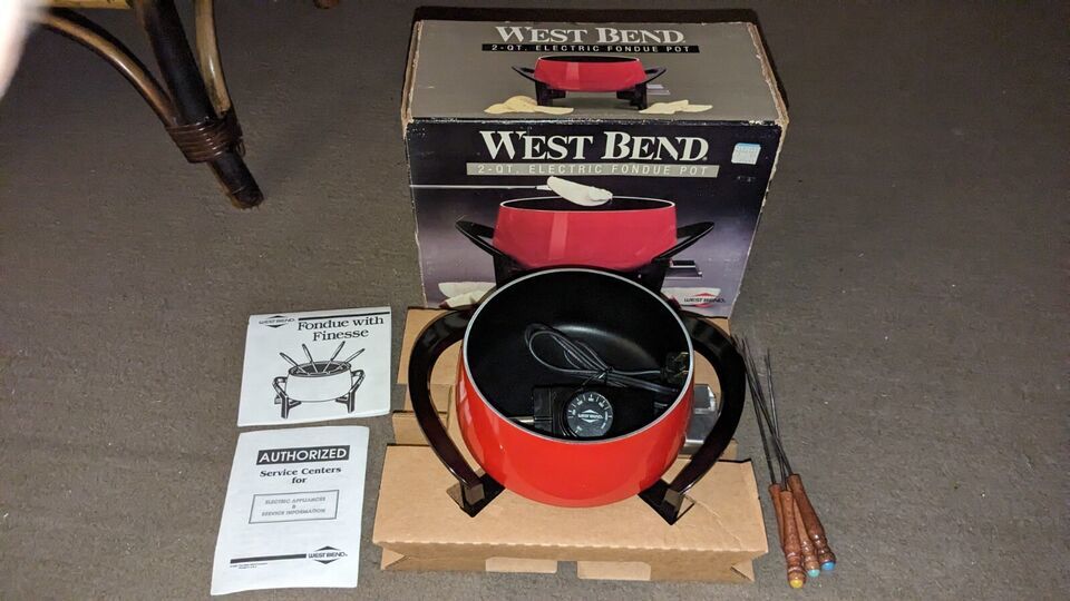 WEST BEND 1980s 2qt Red Fondue Pot Electric 4 forks Model 88001- New In Box - £46.40 GBP