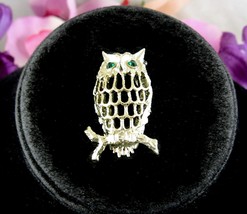 OWL PIN Vintage Brooch GREEN Rhinestone Eyes Open Work Design Goldtone G... - £13.99 GBP