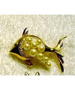 J92 Gold Fish Angel Fish Pin Brooch Rhinestones Goldtone Faux Pearls - £3.97 GBP