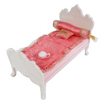 2008 Bratz World Bedroom White Ornate Pink Bed Bedding Pillows 10&quot; Furni... - £29.05 GBP
