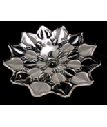 Satin and Clear Leaf Centerpiece Fruit Bowl 13 Inches Unmarked Mikasa - $322.92 MXN