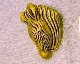 j100 Big Large Zebra Head Goldtone Pin Brooch - £3.99 GBP