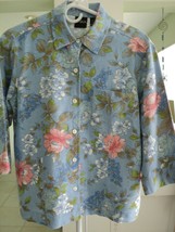 LIGHT DENIM TOP WITH FLOWERS SIZE SMALL 6 BUTTON FRONT 3/4 SLEEVE #7098 - £14.34 GBP