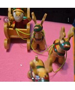 Vintage Christmas Dakin Wooden Santa in Sleigh &amp; 3 Reindeer 1984 - $444.17 MXN