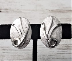 Vintage Whiting &amp; Davis Co Clip On Earrings - Silver Tone Oval with Flower - £18.35 GBP