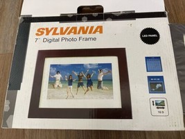New! Sylvania 7&quot; Digital Wood Brown Photo Frame For Desk Or Wall SDPF785 - £11.62 GBP