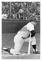 Mickey Mantle New York Yankees Baseball Player Kneeling 4X6 Photo - £6.24 GBP