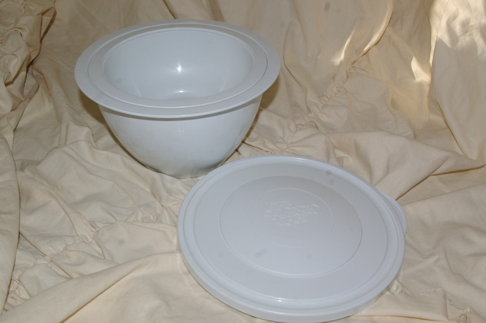 Pampered Chef Bowl and Lid Set - $25.00