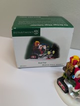 Dept 56 ROAD TRIP! 57211 NORTH POLE Mr. Ms. Santa Snowmobile With Gifts ... - $413.96 MXN