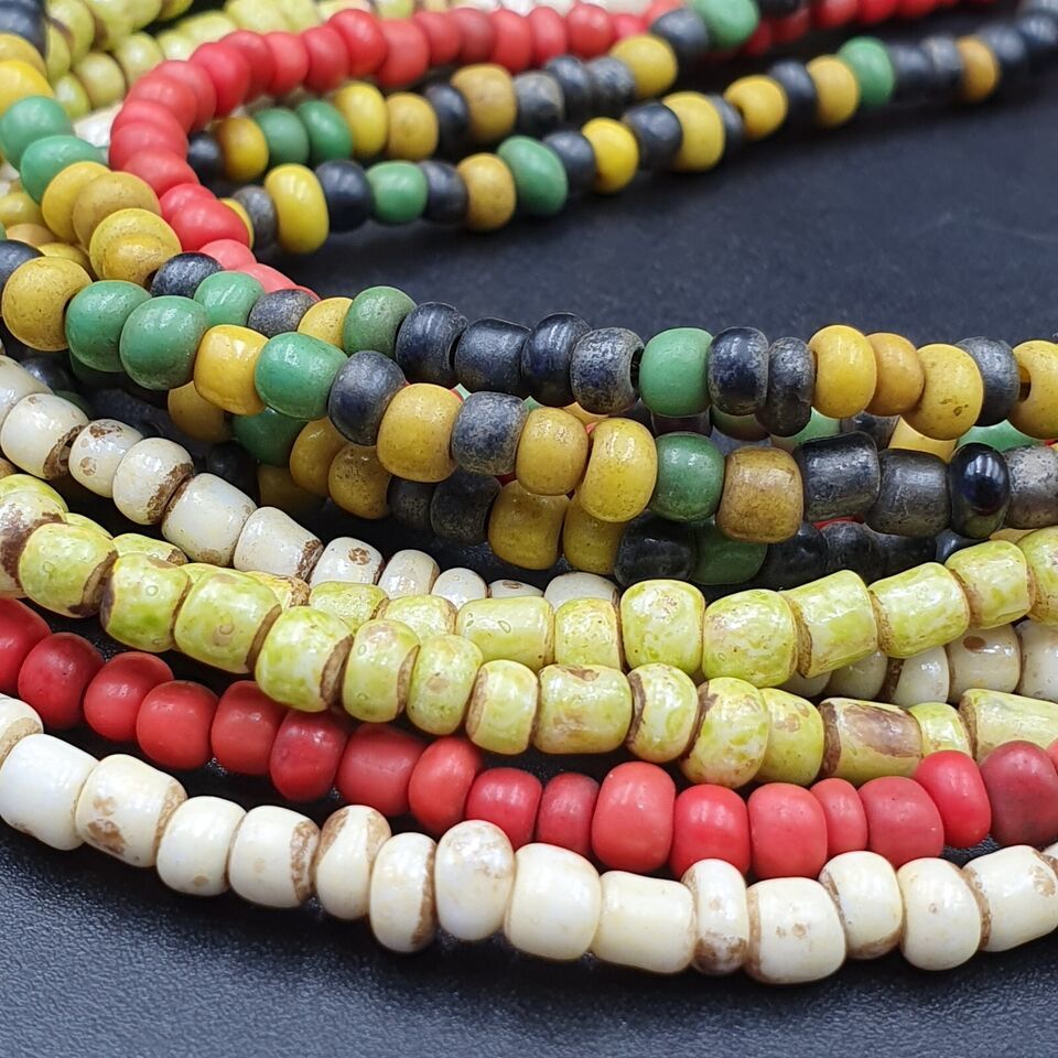 Lot 5 brins ANCIENNES PERLES DE VERRE AFRICAINES noir rouge blanc vert b... - $32.63