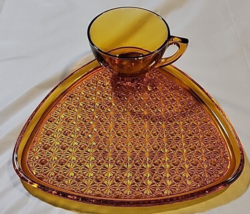 Anchor Hocking 1950&#39;s Daisy &amp; Button Triangle Amber Color Snack Plate 2pc Set - £11.79 GBP