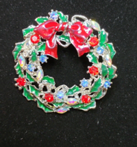 Festive Wreath Red Bow Multi Color Austrian Crystal Round Wreath Brooch Pin - £23.26 GBP