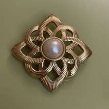 Vintage Estate Gold Tone Abstract Cut Out Lines Design Faux Pearl Cab Brooch Pin - £3.87 GBP