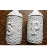White ~ Ceramic ~ Salt &amp; Pepper Shakers ~ 7.5&quot; Tall ~ Flower Design on Top - €25,84 EUR