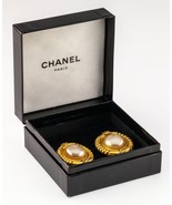 Chanel Costume Clip-On Gold-Plated Pearl Earrings w/ Original Box - $7,464.25 MXN