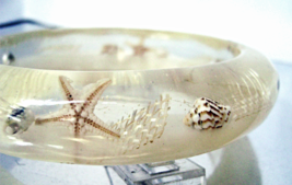 Vintage Clear Lucite Resin Bracelet Seashell Starfish Bangle Chunky  - £23.10 GBP