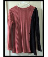 EUC Women&#39;s Russet Pink Black Pullover Lightweight Sweater Button Decor M - $246.99 MXN
