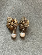 Vintage Antique Goldtone Layered Small Flower w Faux White Pearl Dangle Clip Ear - £10.46 GBP