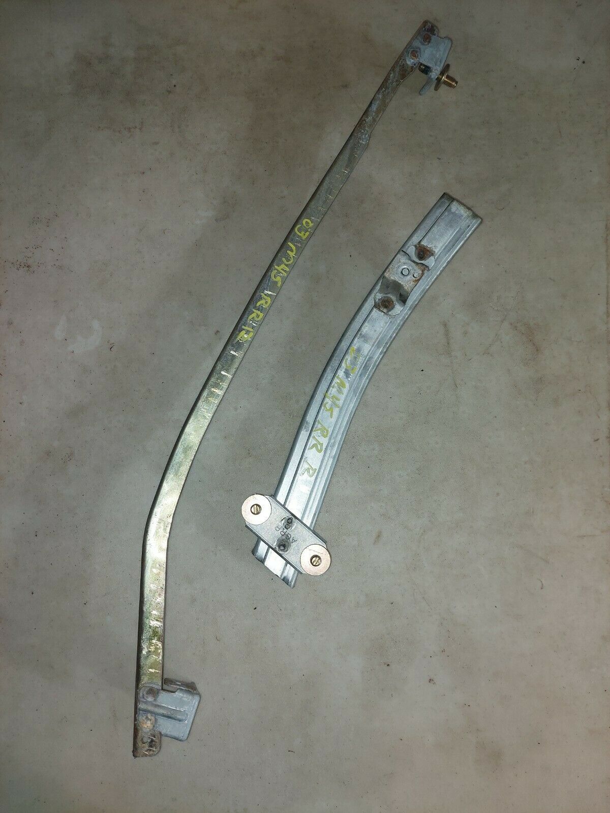 ✔ 03 04 Infiniti M45 Rear Right Pass Window Glass Tracks Pair Metal OEM Track - $49.49