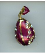 Russe Faux Oeuf Pendentif de Rouge avec Un Elaberate Design Transparent ... - $37.16 CAD