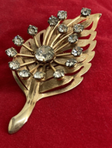 Vintage 1950s MCM Hobe Prong Round Rhinestones Gold Tone 3D Leaf Brooch - £24.89 GBP