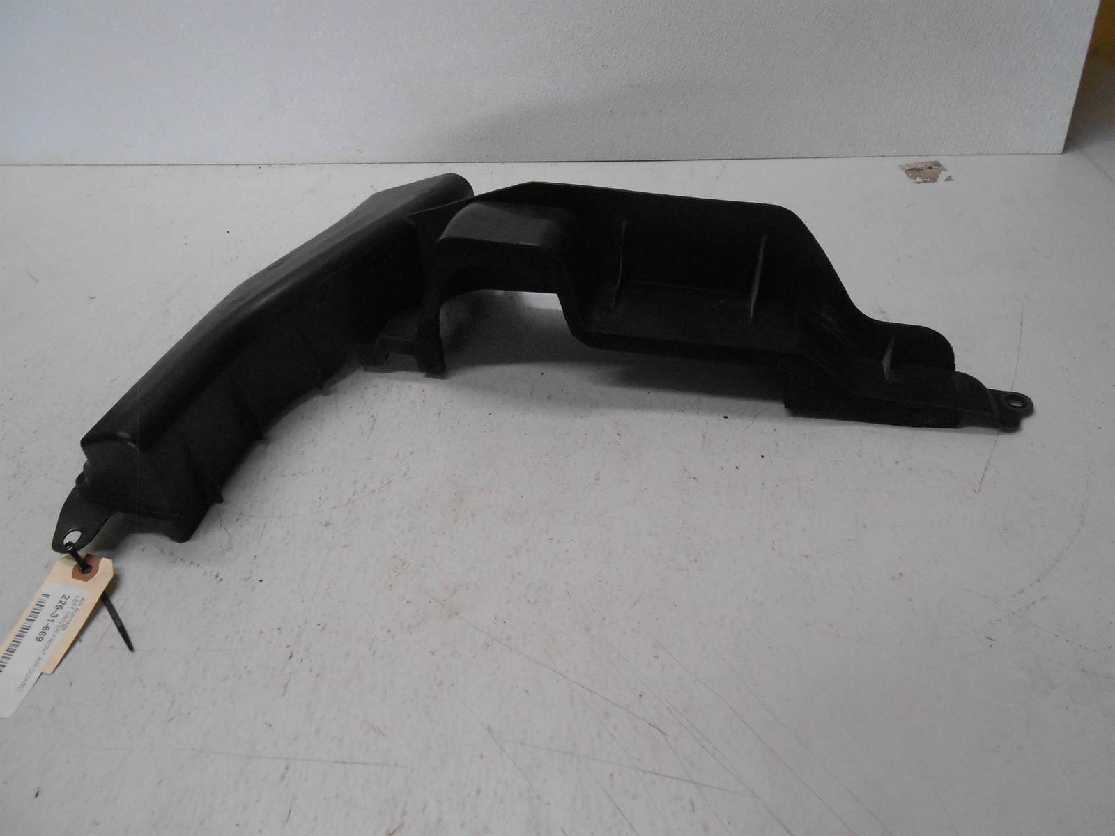 2005-2010 KIA Sportage LEFT DRIVER FRONT AIR GUARD - $28.70