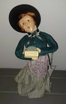 Byers Choice 2001 Exclusive Yankee Candle Woman with Bayberries - $931.36 MXN