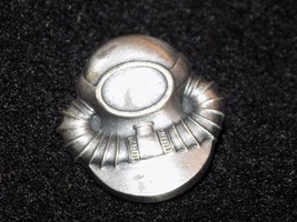 Vintage Scuba Gear Metal Pin - $221.44 MXN