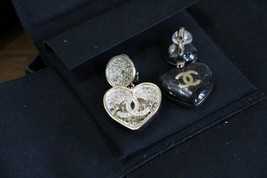 2023B Authentic Chanel Earrings Cc Black Heart Rhinestone Clip On - £590.18 GBP