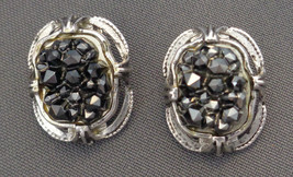 Vintage Whiting &amp; Davis Faux Hematite Nugget Clip On Earrings Silver Tone Retro - £19.54 GBP