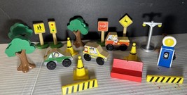 Lot Of 22 Wooden & Plastic Kidcraft Cars Signs Trees Brio Thomas Compatible - $185.71 MXN
