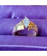 Ladies Simulated Diamond Gold Tone Fashion Ring Size 8 Excellent Condition - $20.47 CAD