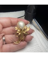 Faux Mabé Pearl Flower Gold Tone Brooch Pin Lovely - $167.07 MXN