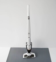 Electrolux Ergorapido Modern Cordless 2-in-1 Vacuum EHVS2510AW READ image 5