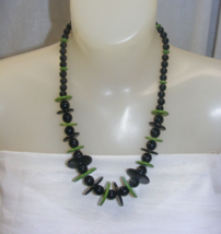 Vintage 20&quot; Necklace Black Beads with Green Disc Bead 18-a - $460.95 MXN