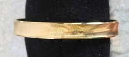 Elegant Trifari Gold-tone Textured Bangle Bracelet 1960s vintage - £15.65 GBP