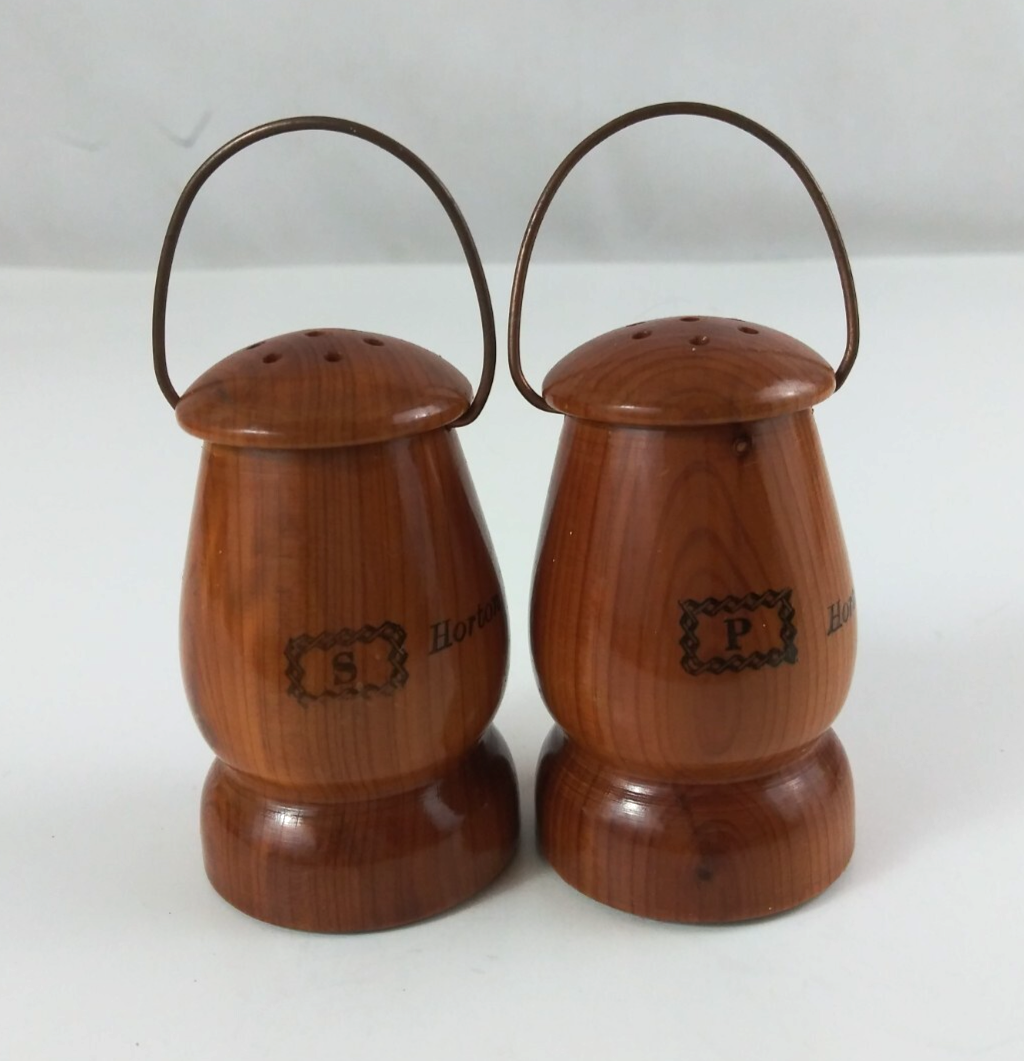Vintage Wooden Lantern Horton Kansas 2.5&quot; Salt &amp; Pepper Shakers - $7.75