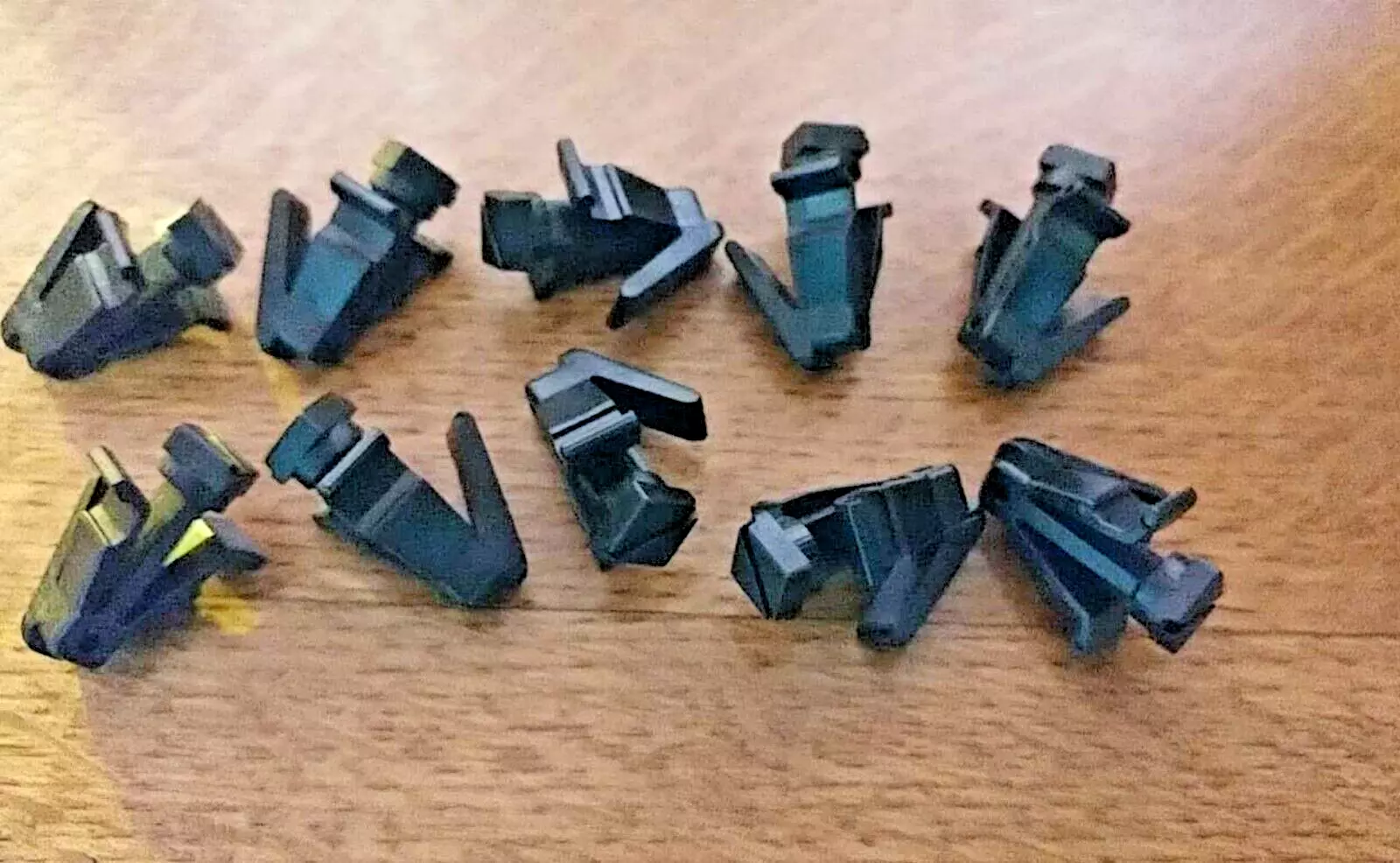 Np300/Frontier pickup 97-04 D22 Front grille clips (10pcs) - $39.33 CAD