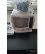 SYLVANIA 5&quot; Portable Black &amp; White TV AM/FM Radio / batteries or AC ~ - $381.77 MXN