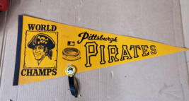 Vintage Pittsburg Pirates World Champs MLB Flag Pennant Button - £42.86 GBP