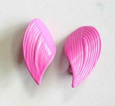 Elegant Mid Century Modern Pink Enamel Leaf Clip Earrings 1960s  vintage 1 1/8&quot; - £9.83 GBP