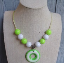 Vtg Green White Plastic Gumball Bead Necklace Round Circle Donut Pendant Jewelry - £7.11 GBP