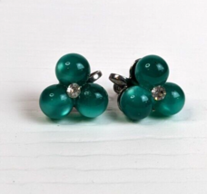 Vintage Screw back Green Earrings beaded cluster rhinestone center silve... - £11.86 GBP