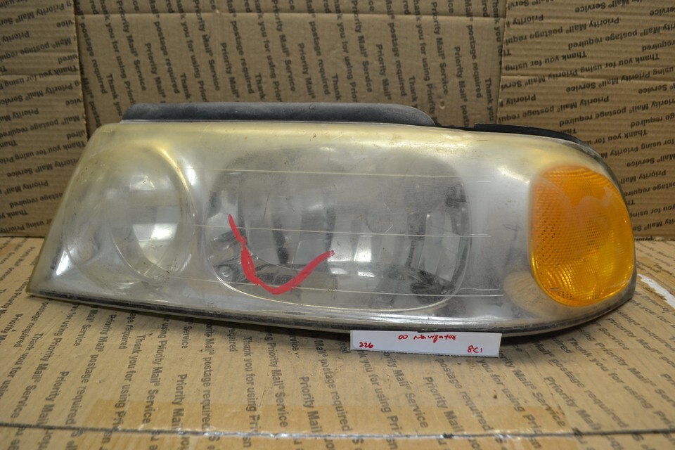 1998 Lincoln Navigator Left Driver OEM Head Light 226-8C1-Y - $28.41