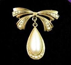 Faux Pearl TEARDROP Dangle PIN Vintage Ribbon Bow Beads Brooch Goldtone ... - $12.99