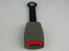 ✅ 03 - 06 Escalade Tahoe Yukon 2nd Row Seat Belt Buckle Rear RH or LH Gr... - $988.93 MXN