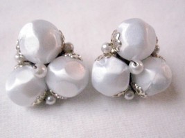 Vintage Clip On Earrings White Bead Cluster Gold Tone Accent & Clip - $6.36