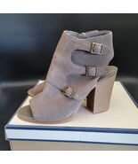 Melrose and Market Tiah Heel Stone Grey Suede Sandal Size 10M Great Cond... - $449.71 MXN